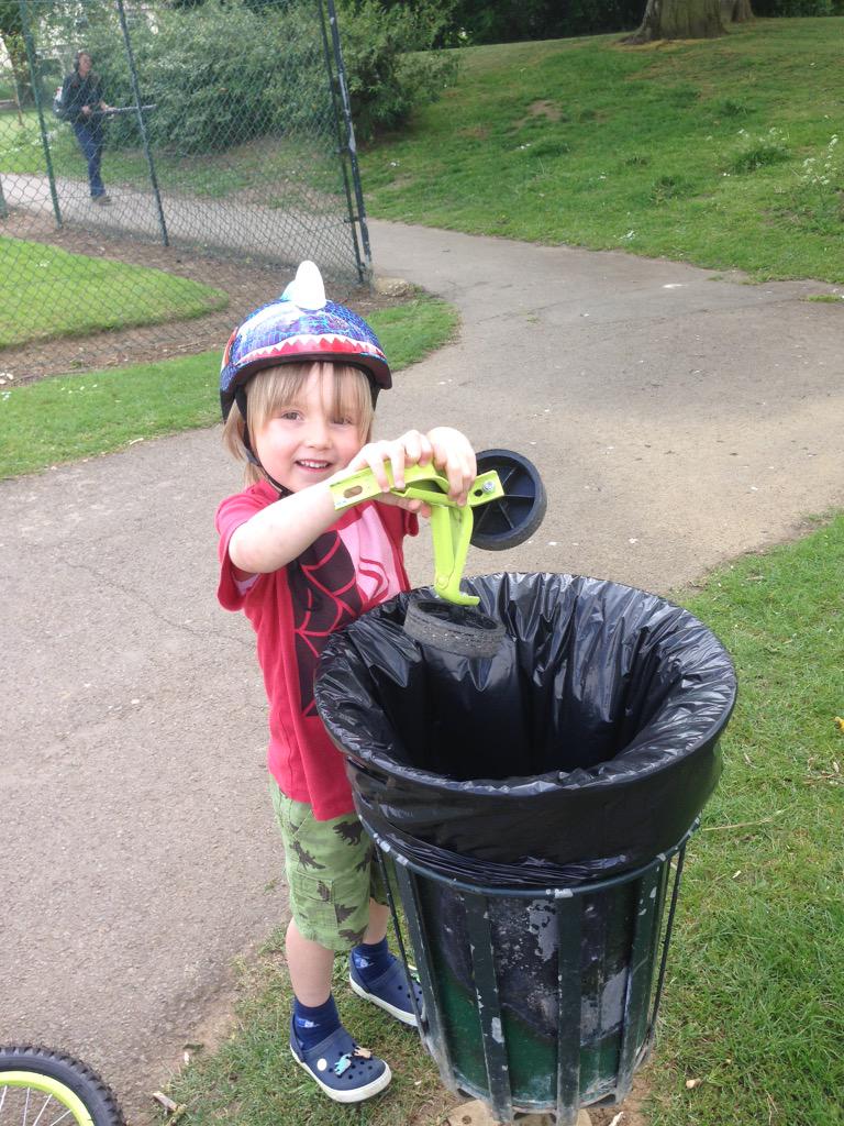 YummyTim's tweet photo. My work here is done #daddytraining #2wheels stabilisers in the bin! http://t.co/nv8gVQtwiU