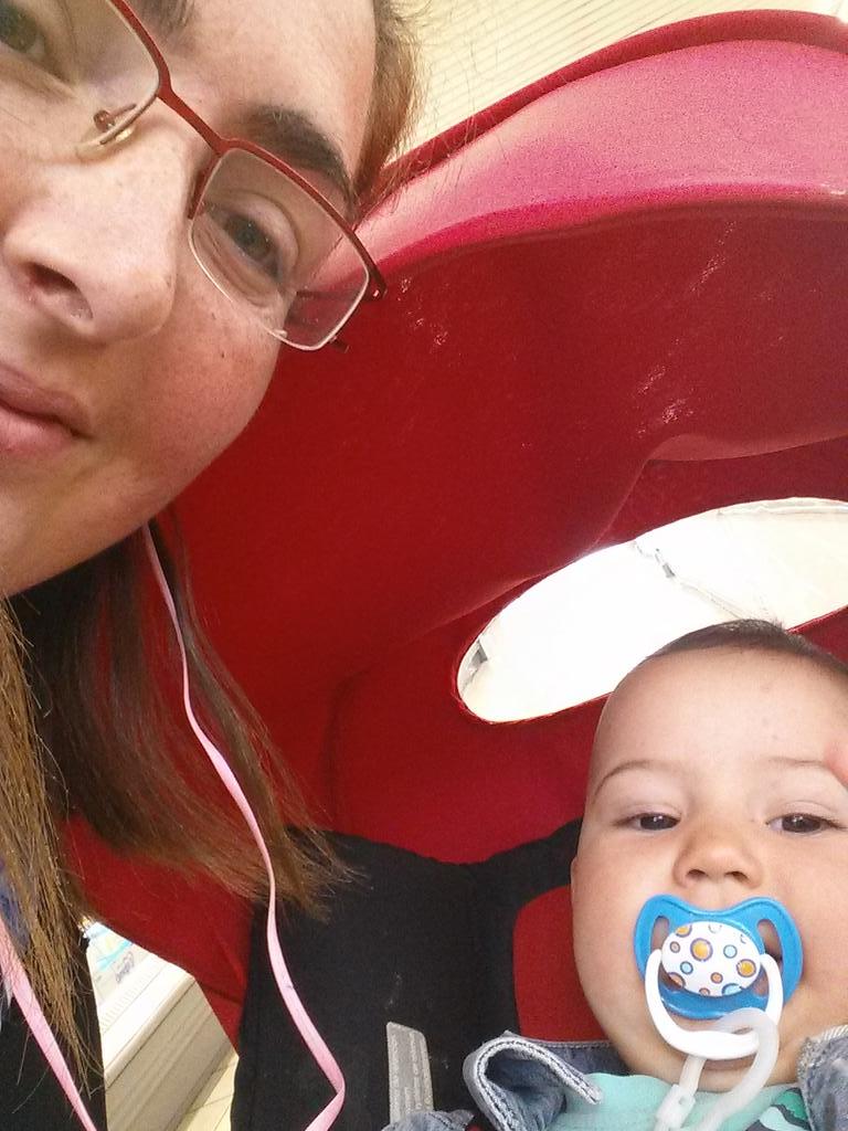 DESYRC's tweet photo. #elpoderdemuchomax aqui con mi baby que solo se duerme con la maximaaa http://t.co/DEsA6F7PVe