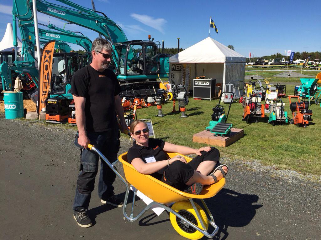 EPOXMaskin's tweet photo. På #MaskinExpo visar vi RMB-100, en skottkärra för bygg och anläggning. Samma HDPE-plast som i våra betongblandare. http://t.co/7b4mrp3o7K