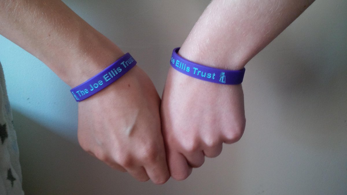 Fundraising_s's tweet photo. Get yours now. Available light gifts newport. @WightTrashWorld and fries jewellers in Freshwater. £2 each http://t.co/K8xohfOjCK
