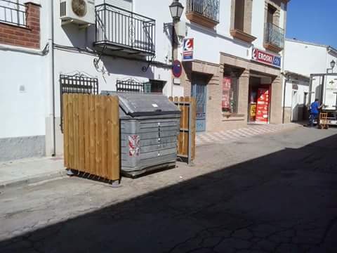 Denunciabanusca's tweet photo. ¿se pueden camuflar los contenedores de la iglesia igual que los de al lado del eroski? (Visto en facebook) http://t.co/fiBVJU0l6p