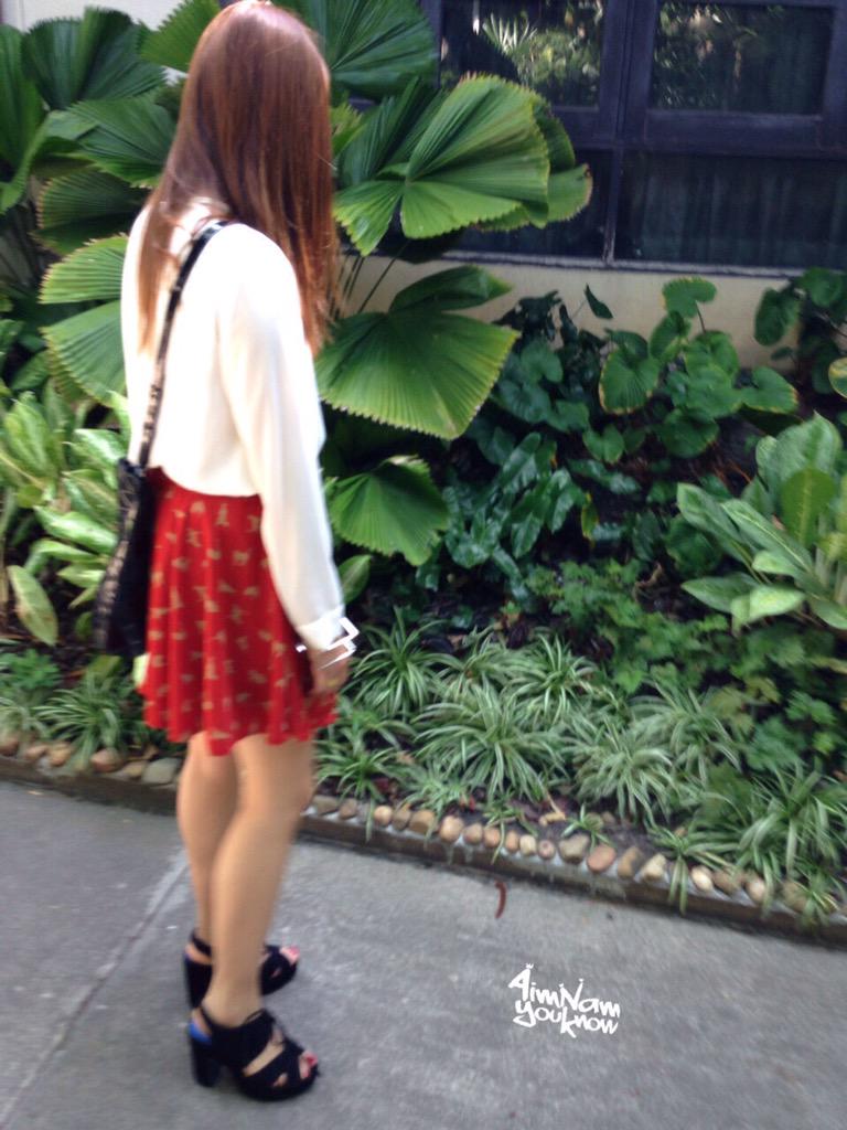 ninewsone's tweet photo. น:อุ๊ย!!กิ้งกือยืนมองกลัวคนมาเหยียบนาง จับโยนเข้าไปในป่า คนสวยรักสัตว์ #เอมน้ำ #TeamNamHa ตัวนี้พี่ขอบายนะน้ำ 😅😅 http://t.co/7Nc4Kv9lGg