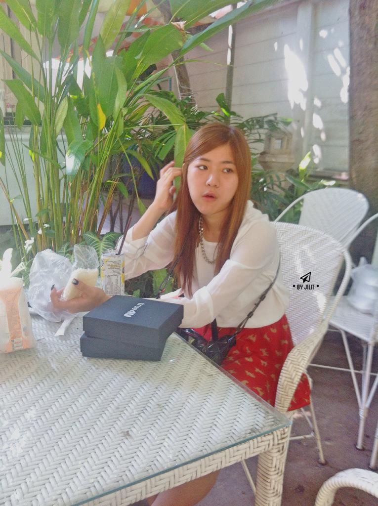 jirajirat's tweet photo. ได้ข่าวว่ามือที่จกข้าวเหนียวนั้นเจ้าจับกิ้งกือมา 5555 #น้ําคนสวย #เอมน้ำ #TeamNamHa http://t.co/qDXKXrmPeB