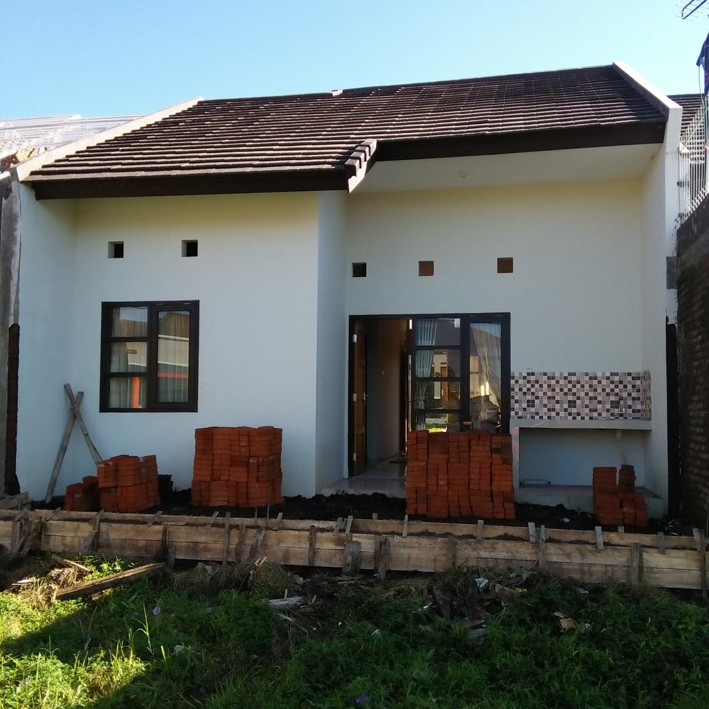 Rumah korban kompetisi ISL dihentikan,pembangunannya terbengkalai hiks hiks