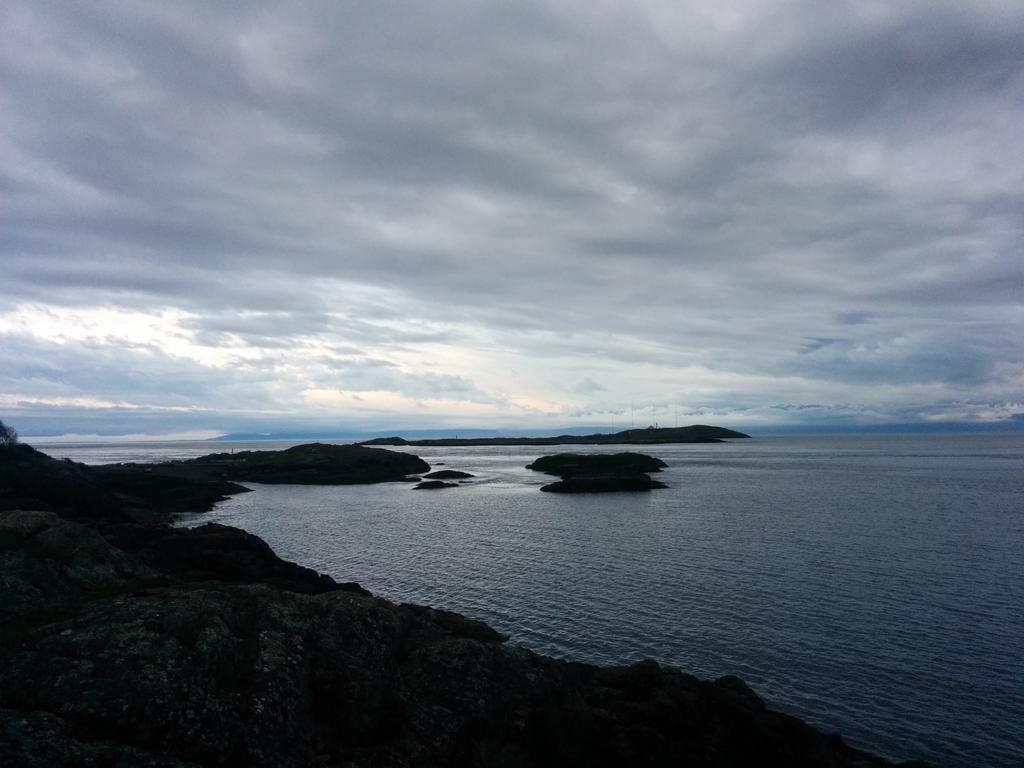 mp45Records's tweet photo. #hiking #seaside this afternoon. #humpdayhappenings what music do you like listening to at the beach? #QuestionTime http://t.co/gfycTGVbFM