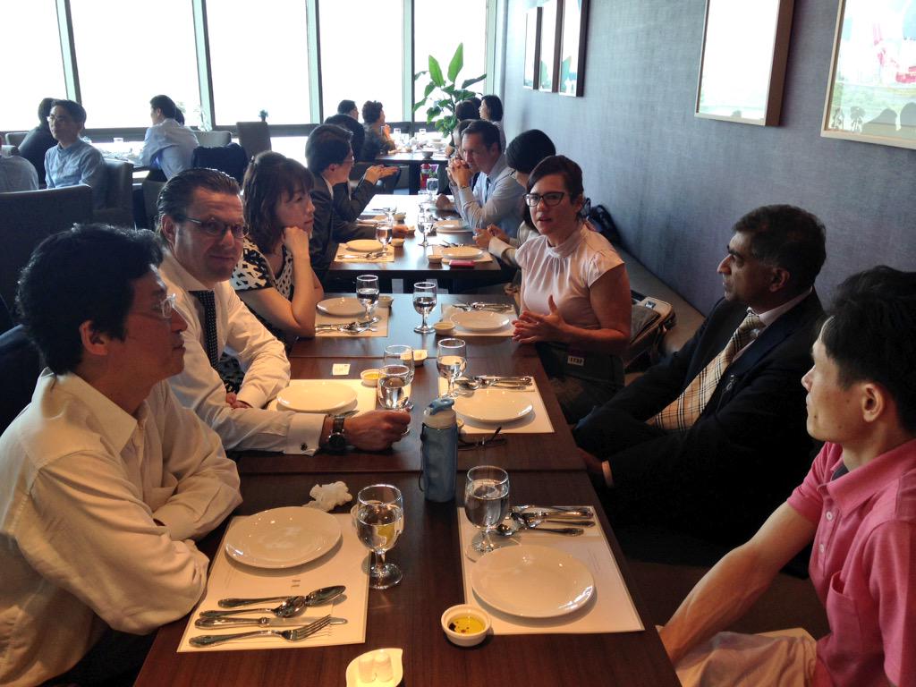 opennetkr's tweet image. Lunch with speakers. Great smile! #IntermediaryLiability #OpenNet