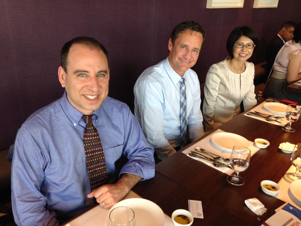 opennetkr's tweet image. Lunch with speakers. Great smile! #IntermediaryLiability #OpenNet