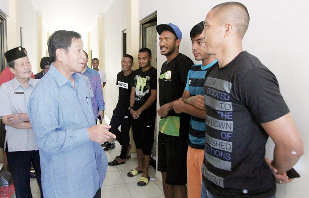 MKuntukBanua's tweet photo. Agum Gumelar Sambangi Markas Barito
http://t.co/umFXBTf98E
@SuaraBarito @PSBaritoPutera  @BaritoMania http://t.co/r7T7VpJuFb