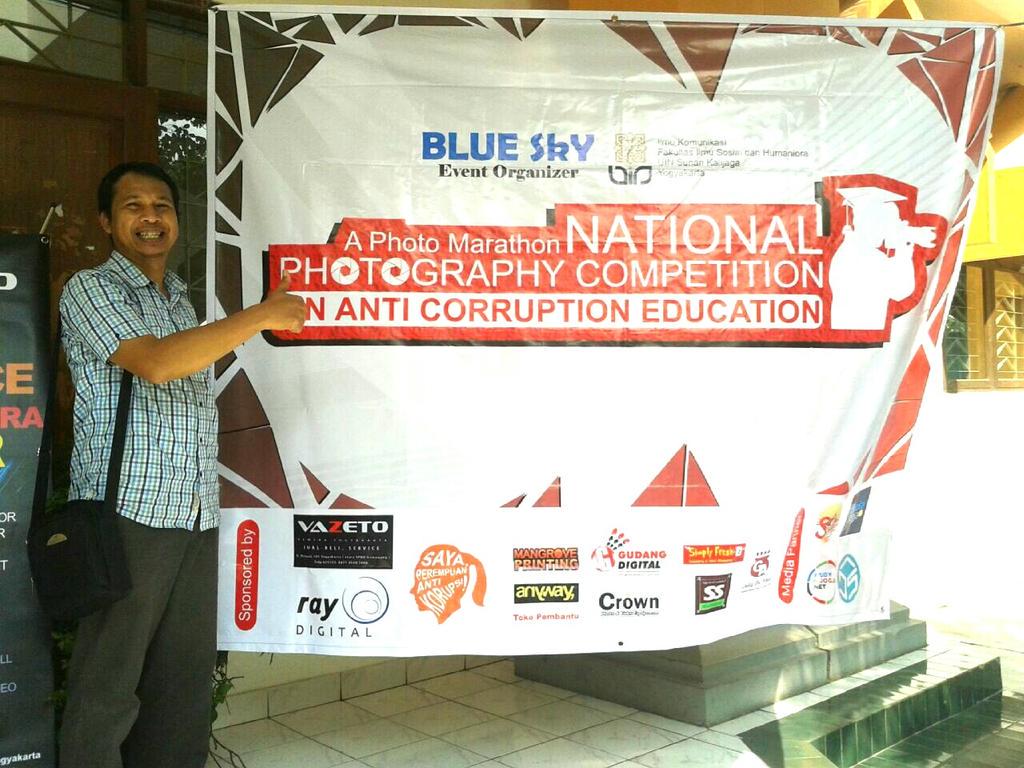 Kaprodi <a href="/KominkaJogja/">I.Komunikasi UIN.YK</a> Bpk <a href="/bonostyo/">bono s tyo</a> mengapresiasi kontes fotografi mahasiswa Ikom 2012, sedang berlangsung saat ini