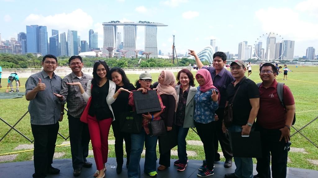 dedesuryadi_id's tweet photo. Berkunjung ke Waduk Marina/ #MarinaBarrage #Singapore  @umaridriss @arukmantara @balvasarah http://t.co/cutzKgYUbt