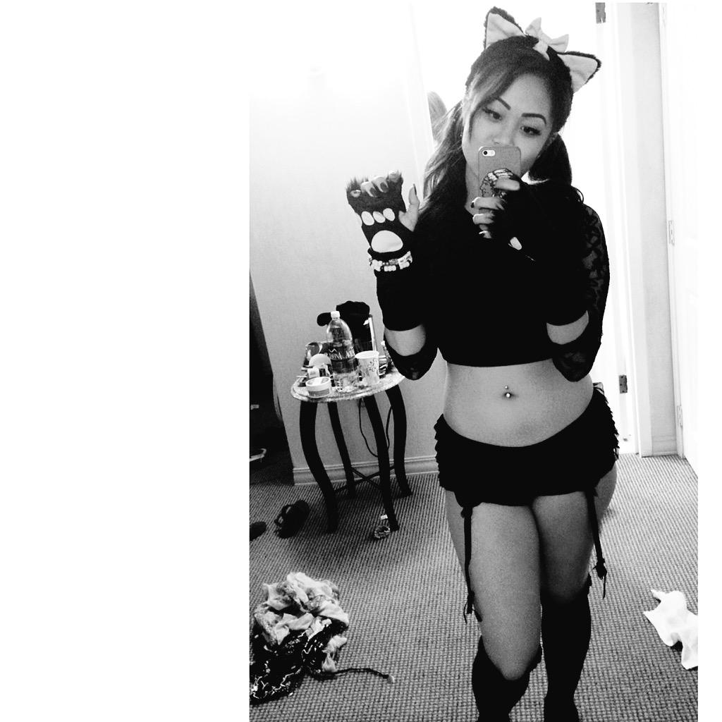 Meowreen_'s tweet photo. Throwback to one of the best nights of my life. #Escape2014 😸 http://t.co/jjagUMpz3u