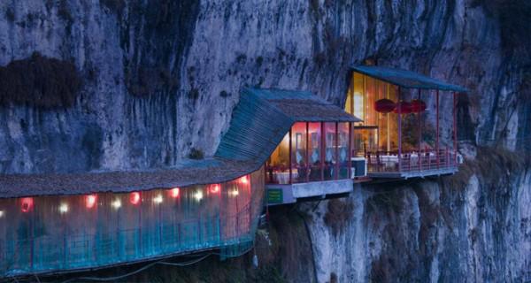 Bocarivera's tweet photo. Restaurante cerca de las cuevas de #Sanyou sobre el río Chang Jiang Hubei, #China. http://t.co/qMVIPFlAYn