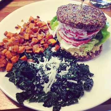 Nieuweste trend in Amerika! Inside-Out Quinoa "burger"! Kijk voor het recept op onze website quinoatips.nl