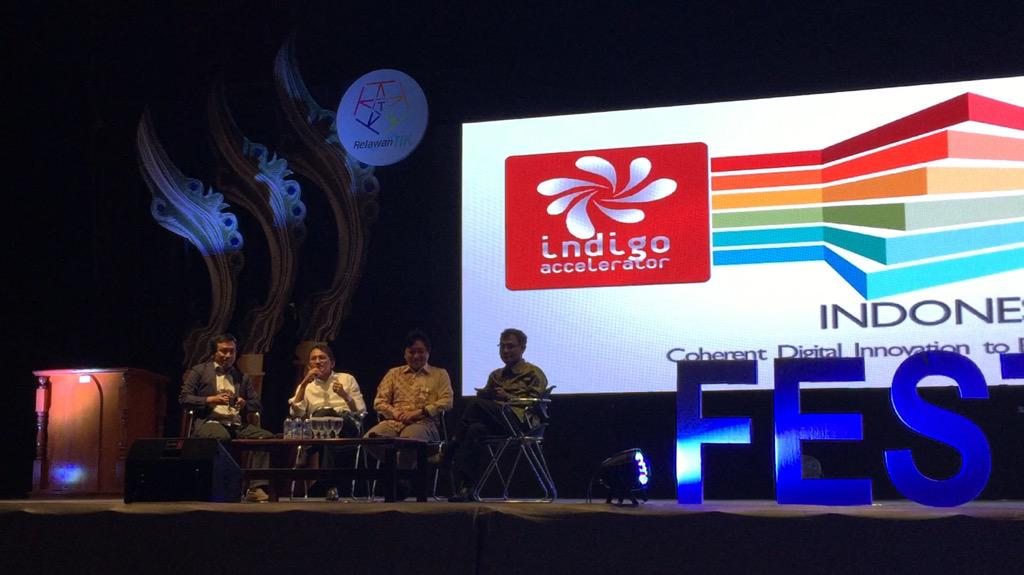 kuncoro's tweet photo. Di #FesTIK2015, @A_Sugiarto2015 memaparkan kemandirian digital: aplikasi startup lokal u/ membangun smart society. http://t.co/ZVMVJis6D5