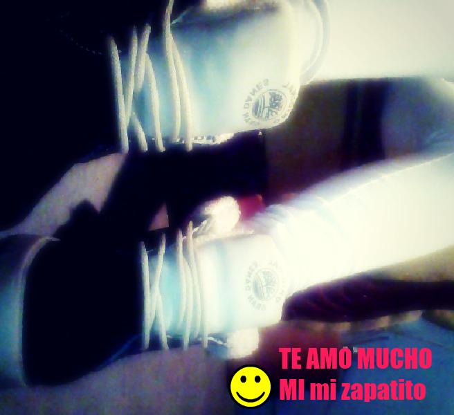 AlissonGuisel's tweet image. Los zapatitos me aprietan,

Las medias me dan calor,

El beso que me dio mi madre,

Lo llevo en el corazón.”

¿Quién