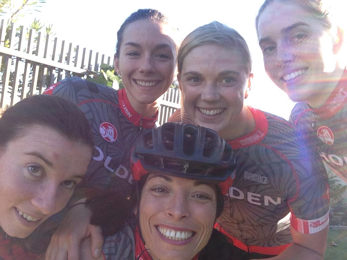 LaureleaMoss's tweet photo. Pre Battle team ride done @lucas_sharlotte @EmCust @skmalseed @LouisaLobigs #holdencycling http://t.co/Avemtuv25E