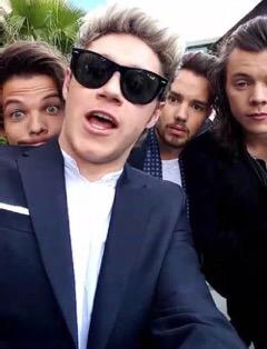 ImKimaaya's tweet photo. “@smokinhothoran:NIALL SHOULD WIN THIS BC HE ALWAYS GIVES US THE SELFIES WE NEED 😂😂 

#ChoiceSelfieTaker Niall Horan http://t.co/QCJOPFHvkN”