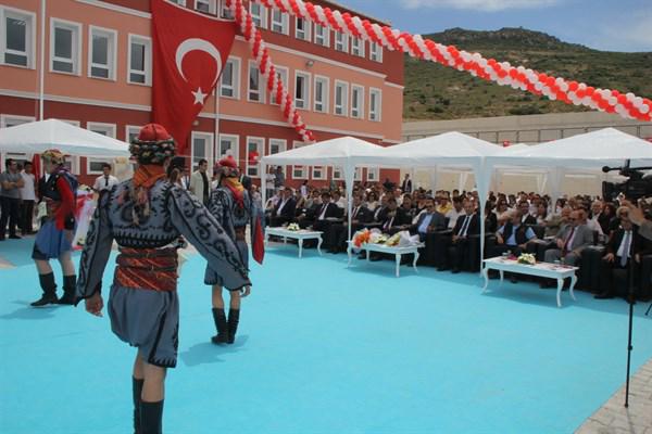 OGMgovtr's tweet photo. Bakanımız ve Genel Müdürümüz Foça'da Okul Bahçesine Fidan Dikti
Ayrıntılar: http://t.co/1KjfQikceS http://t.co/nBG0blh910