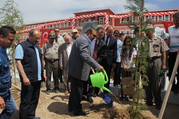 OGMgovtr's tweet photo. Bakanımız ve Genel Müdürümüz Foça'da Okul Bahçesine Fidan Dikti
Ayrıntılar: http://t.co/1KjfQikceS http://t.co/nBG0blh910