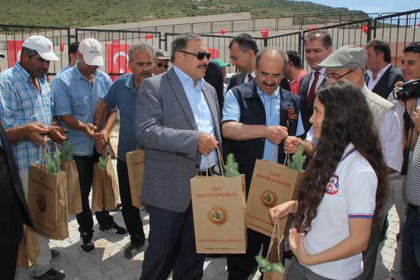 OGMgovtr's tweet photo. Bakanımız ve Genel Müdürümüz Foça'da Okul Bahçesine Fidan Dikti
Ayrıntılar: http://t.co/1KjfQikceS http://t.co/nBG0blh910