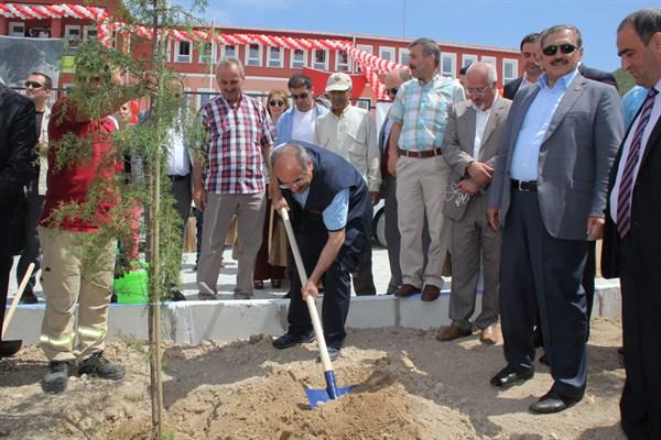 OGMgovtr's tweet photo. Bakanımız ve Genel Müdürümüz Foça'da Okul Bahçesine Fidan Dikti
Ayrıntılar: http://t.co/1KjfQikceS http://t.co/nBG0blh910