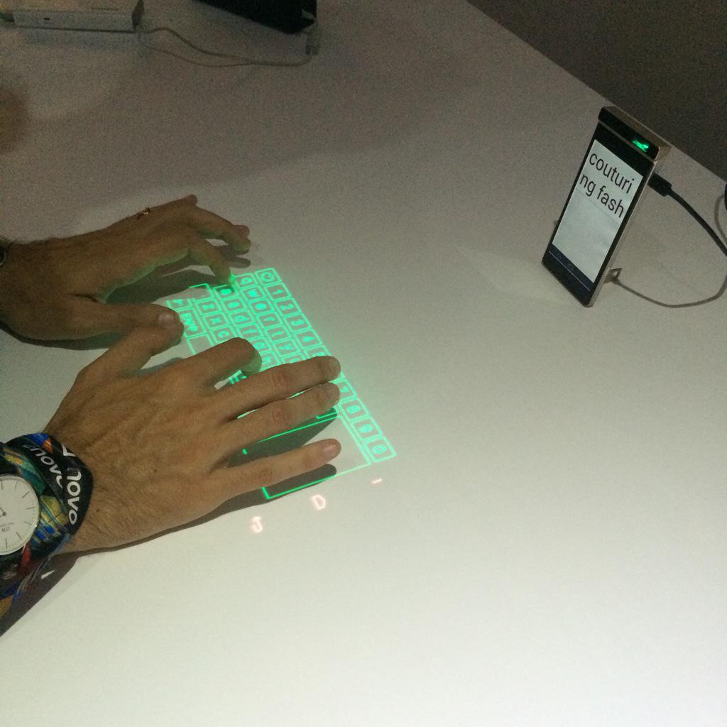 couturing's tweet image. Getting a close up look at @Lenovo&apos;s new projector phone! #SmartCast #LenovoTechWorld #Lenovo #APTW