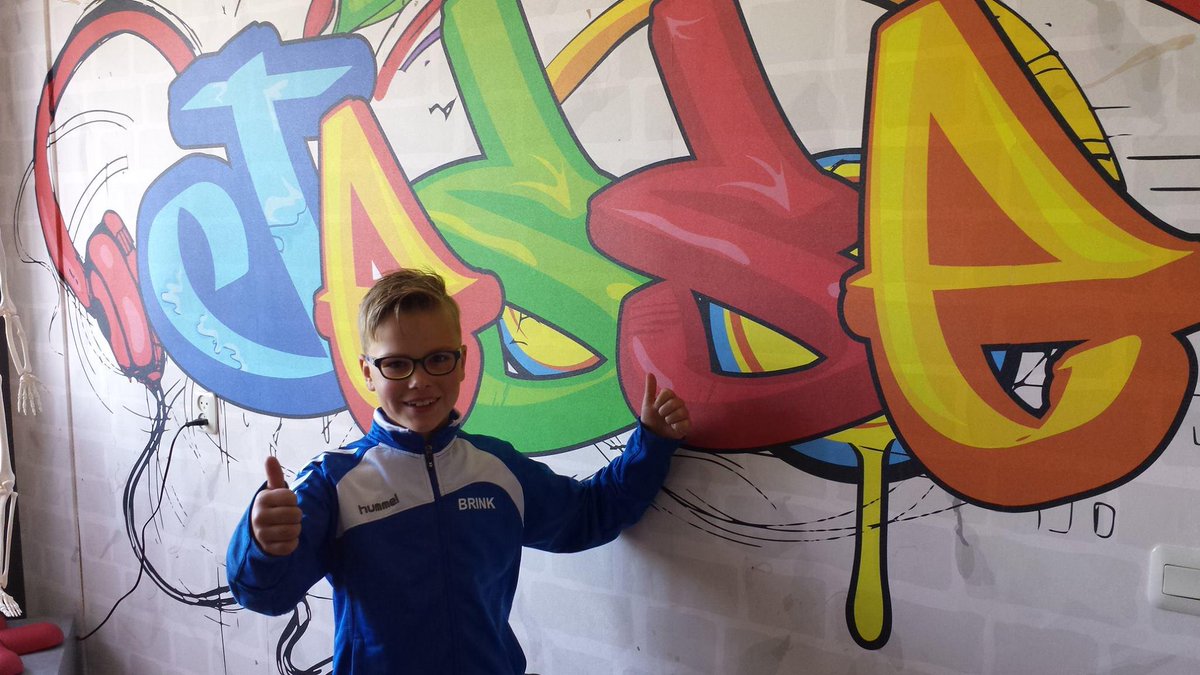 GGVeldhuizen's tweet photo. Tevreden klant, die blij is met zijn fotobehang! Inclusief graffiti ontwerp gemaakt voor Jesse #behang #kwaliteit http://t.co/JpTry5dWEZ