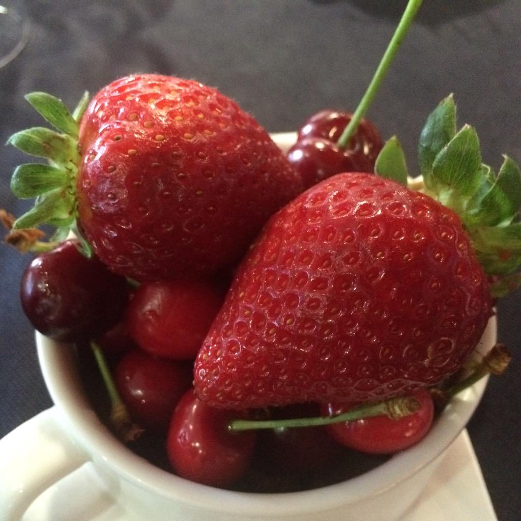LifeLoversBcn's tweet photo. #Buenosdías ! #fruta para un #jueves k huele a #finde !🍒🍓 a las 13h new #wearandgo!💃✈️ http://t.co/8kyAUv6PVE🌀#foodie http://t.co/PQPFkNEOJl