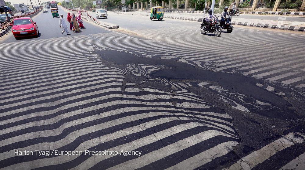 nytimes's tweet photo. Indians are being urged to stay indoors as intense heat kills more than 1,300 people http://t.co/aLIrca7keR http://t.co/M5WQTlN881