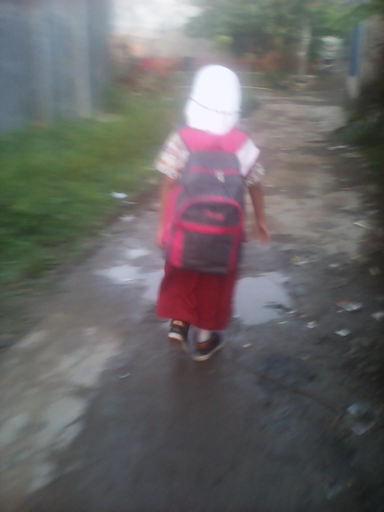 MbahPomo's tweet photo. Putuku arep sekolah ... http://t.co/YVauE59GCu