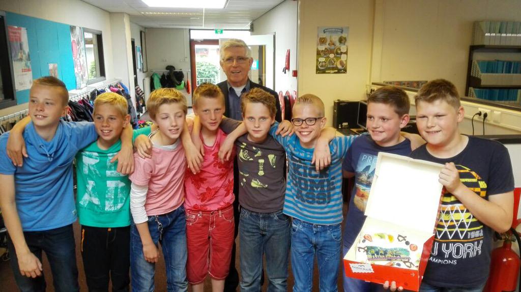 Wethouder Hendriksen feliciteert het Cruijff Court team en wenst ze veel succes bij de landelijke finale in Amsterdam