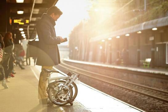 Le #velo pliant : l'arme ultime du voyageur intermodal. Tout un style !
