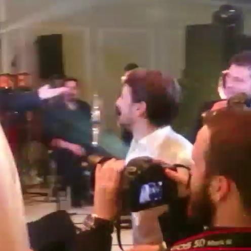 EnginHLOVER's tweet photo. @hepileriengin @kenandogulu şarkıyla dans ediyor 😻 yok oyle bi düğün 😻👌 http://t.co/D6pItw0vvY