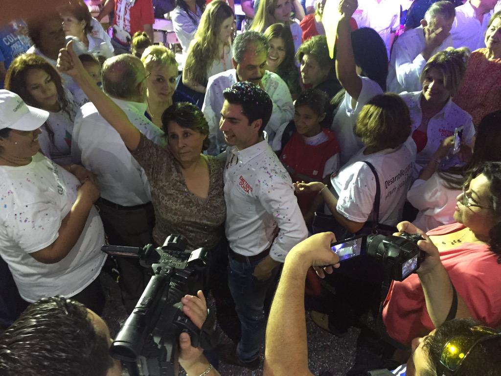 Un gustazo acompañar a <a href="/EmeterioOchoa/">Emeterio Ochoa Bazua</a> en su cierre de campaña, donde miles cantaron Las Mañanitas por su cumpleaños.