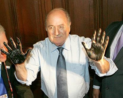 StefVerrijp's tweet image. #Blatter: I won't quit. My hands are clean as you see.