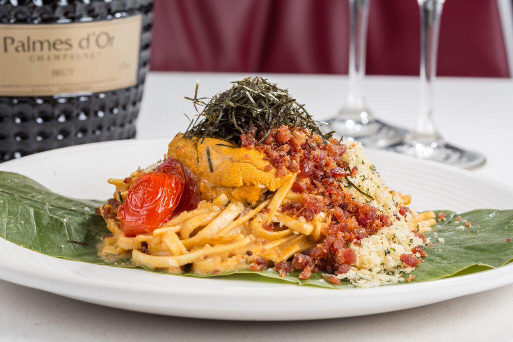 Review: Stick with sushi and small plates at new <a href="/SohoBay/">SOHO Bay</a> in #SouthBeach miami.com/review-stick-s…