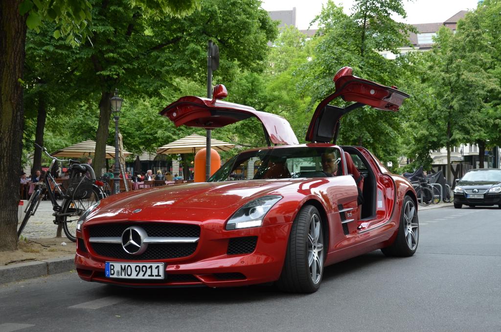 CarspotterPaul's tweet photo. Flying cars 🇩🇪
#Mercedes #AMG #mercedesls #supercars #supercar #berlin http://t.co/hAghI83gbC