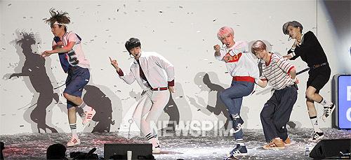 Arabflamers's tweet photo. 150528 شايني في حدث سامسونغ http://t.co/MS4KwqifT8