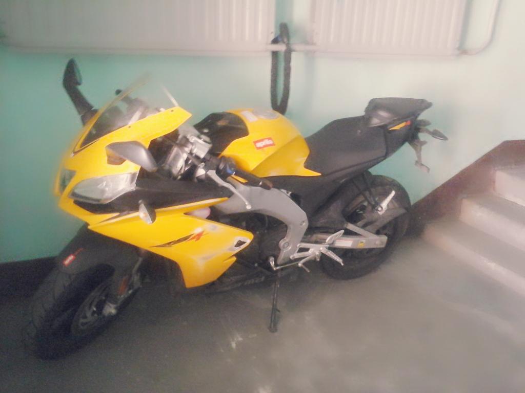 У нас в подъезде стоит такая красотка)
