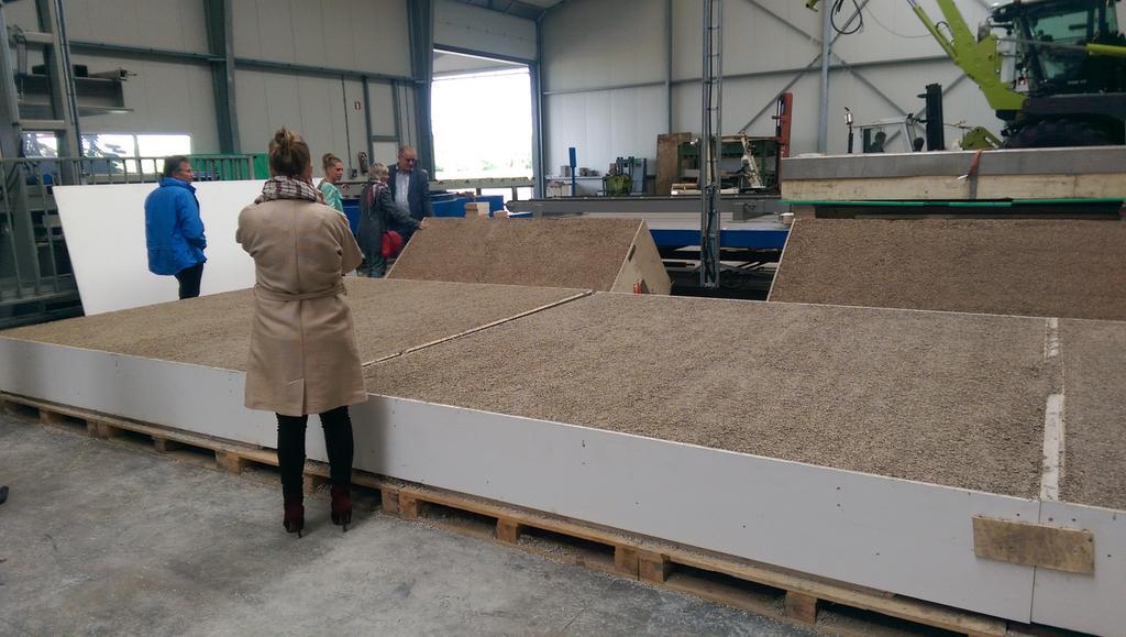 MartenImelman's tweet photo. Productie van CO2 absorberende wanden van hennep-beton. Duurzamer kan haast niet!
@Arc2architecten 
#tourgroningen http://t.co/QjPJDbU9ne