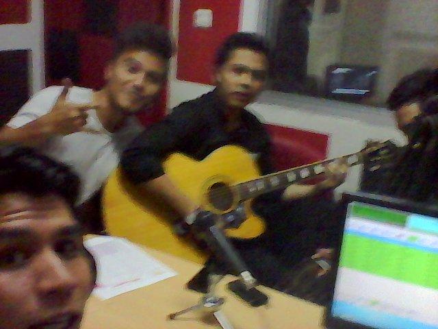 GovindaOfficial's tweet photo. RT @vradiosubang: Niat selfie, tp blur.. Thanks a lot V Radio Subang :) #TerbiasaSendiri @nrd_ns @FredRiza #VLovers http://t.co/FaHc64MeTd