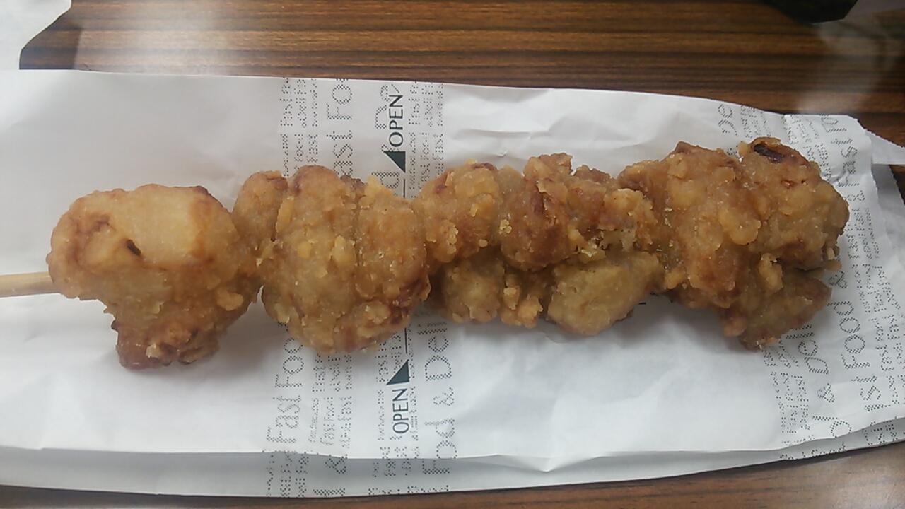クロマキバレット ファミリーマート からあげ串 138円 4個の唐揚げ串 ちょっと味が強め この手の唐揚げは衣はしっかりしているが 衣と肉の間の部分がねっとりしてるのが気になるところ Http T Co Dqvtwyb7gs Twitter