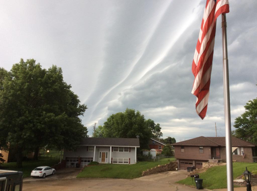 ezbeesolutions's tweet image. @Ginger_Zee @GMA  Skies in saint Joseph,MO #weatherbugbeth