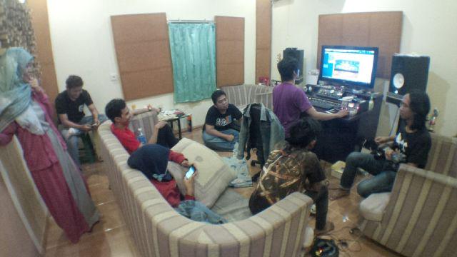 deUniqueband's tweet image. Suasana pas lagi recording di @89Production