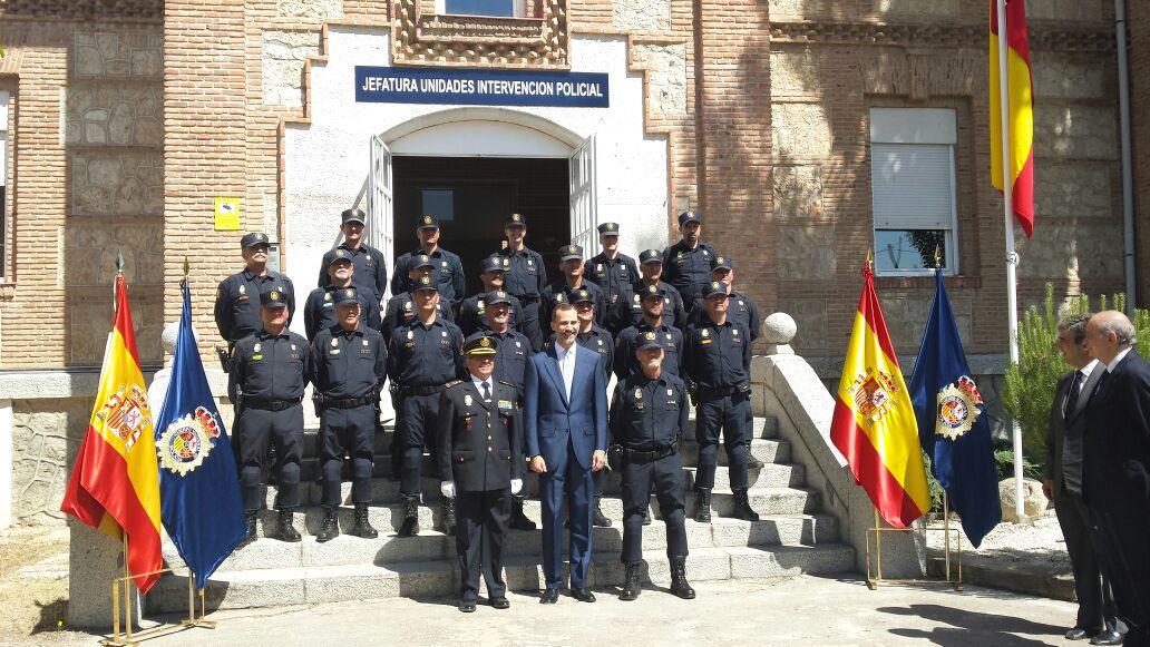 policia's tweet photo. El Rey celebra con los agentes de la UIP sus 25 años de seguridad para los ciudadanos, compromiso y profesionalidad http://t.co/nnYxNwq3D3