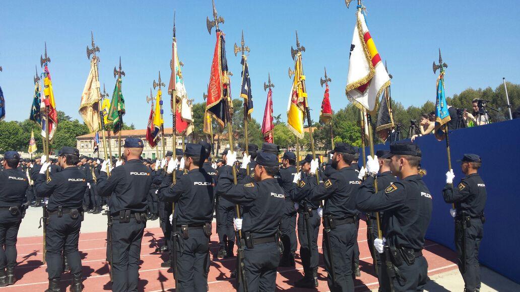 policia's tweet photo. El Rey celebra con los agentes de la UIP sus 25 años de seguridad para los ciudadanos, compromiso y profesionalidad http://t.co/nnYxNwq3D3