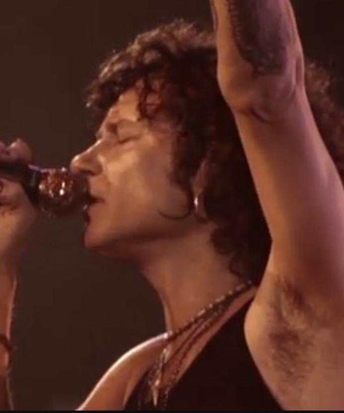Sergio8Mesa's tweet photo. Amanecí, con los puños bien cerrados y la rabia insolente de mi juventud #BUNBURY http://t.co/V1HvkNplpb