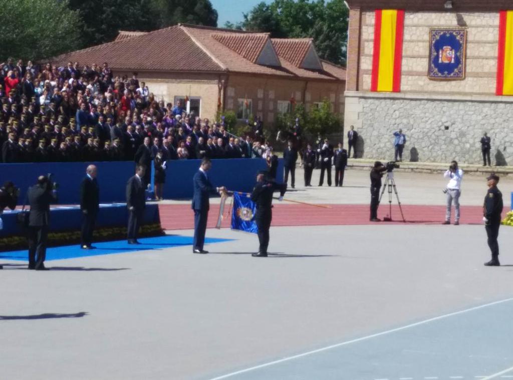 policia's tweet photo. El Rey celebra con los agentes de la UIP sus 25 años de seguridad para los ciudadanos, compromiso y profesionalidad http://t.co/nnYxNwq3D3