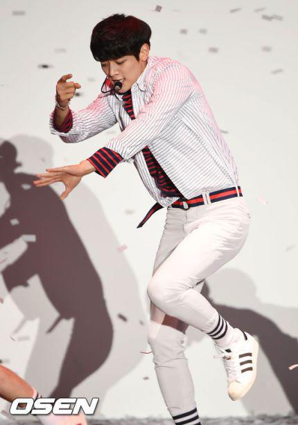 Arabflamers's tweet photo. 150528 مينهو في حدث سامسونغ http://t.co/yQhCfBTYHg