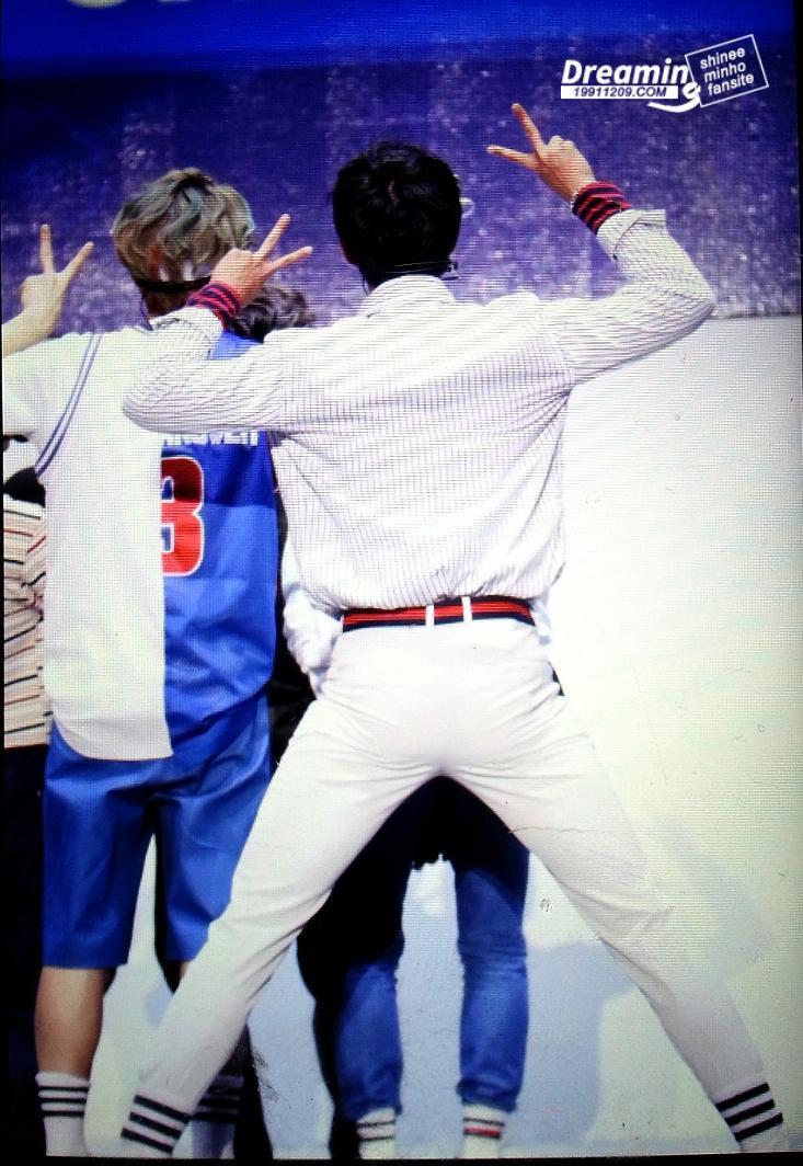 Arabflamers's tweet photo. 150528 مينهو في حدث سامسونغ http://t.co/yQhCfBTYHg